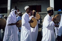 Comoros-Archipelago;-France;-Indian-Ocean;-Kaleidos;-Kaleidos-images;-La-parole-à-limage;-Laurent-Abad;-Mayotte;-Men;-Music;-Procession;-Religion;-Stories-Pictures;-Tambourine;-Tari;-Tradition;-White-clothing